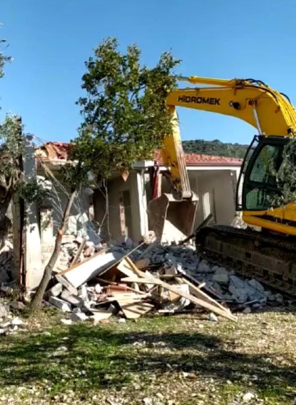 Datça'da kaçak yapıların yıkımına başlandı