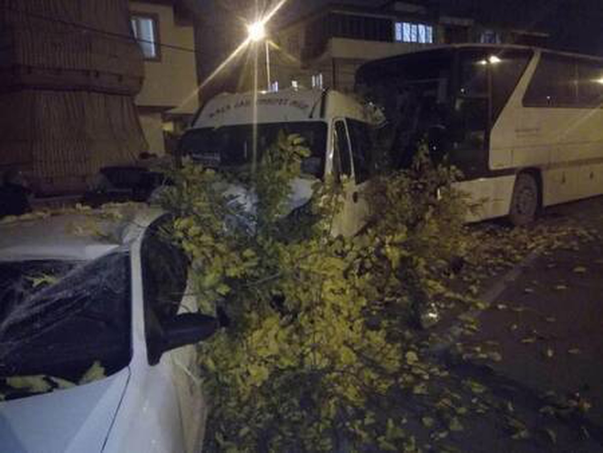 Denizli\'de freni boşalan otobüs 5 araca çarptı; o anlar kamerada