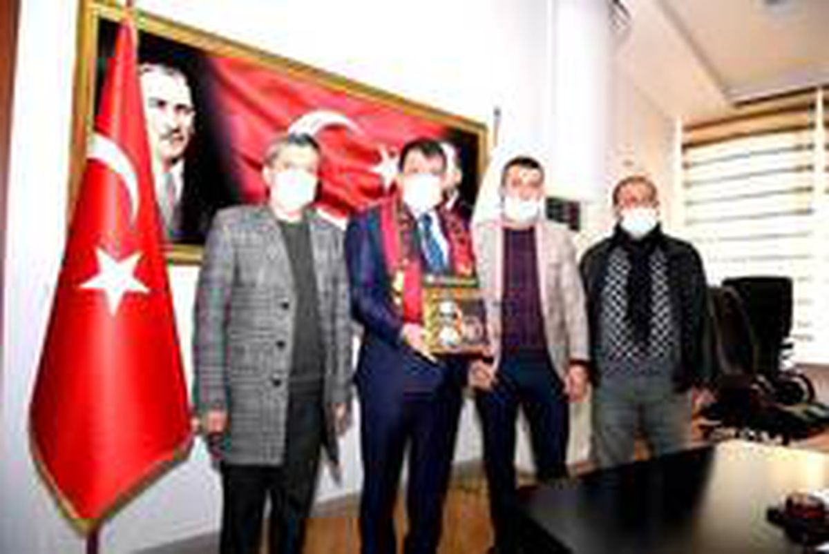 Derebeyleri Taraftarlar Derneği Taraftar Dergisinin ilk sayısını Gürkan\'a sundu