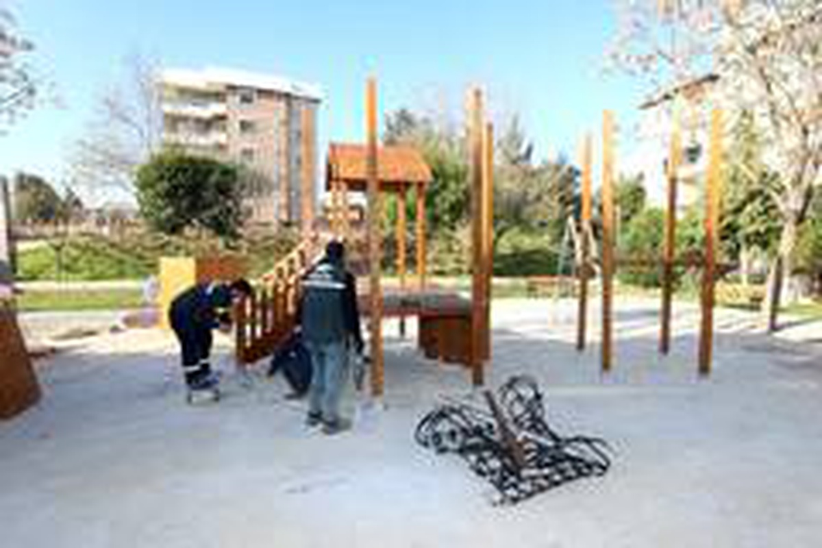 Son dakika... Gaziemir\'in parklarındaki oyun grupları yenileniyor