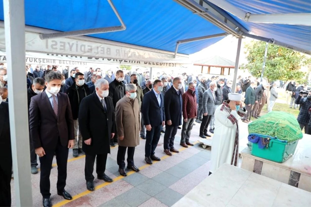 Hatay Büyükşehir Belediye Başkanı Savaş\'ın Annesi toprağa verildi