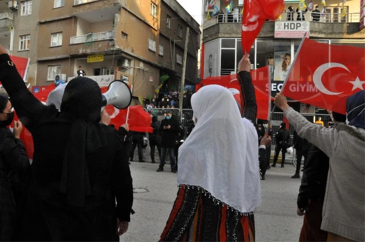 Şırnak\'ta HDP\'li grup, PKK\'ya tepki için eylem yapan terör mağduru anneleri taşladı