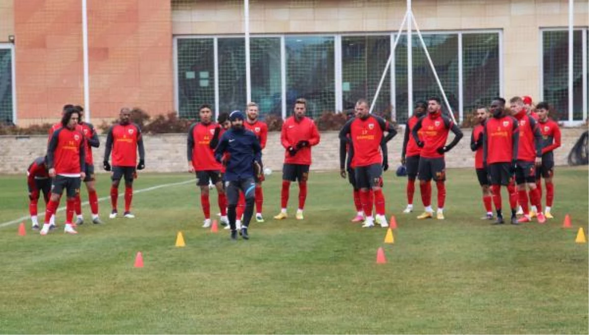 Kayserispor Teknik Direktörü Aybaba: Takımdan ve oynanan oyundan memnunum