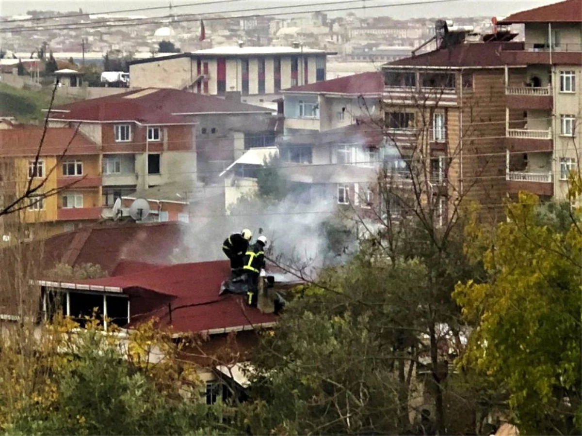 Kocaeli\'de çatı katında çıkan yangın paniğe sebep oldu