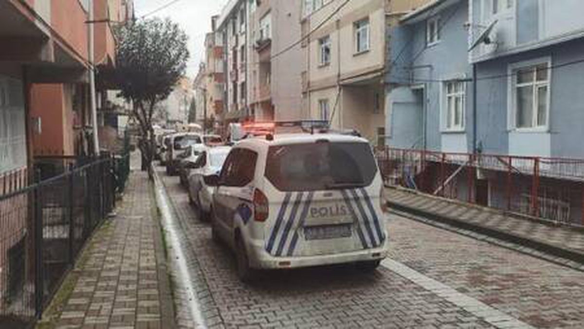 Son dakika haberi... KÜÇÜKÇEKMECE\'DE İKİ AİLE ARASINDA SİLAHLI BIÇAKLI KAVGA: 3 YARALI