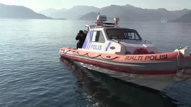 Marmaris'te dalgıçlar deniz dibi temizliği yaptı