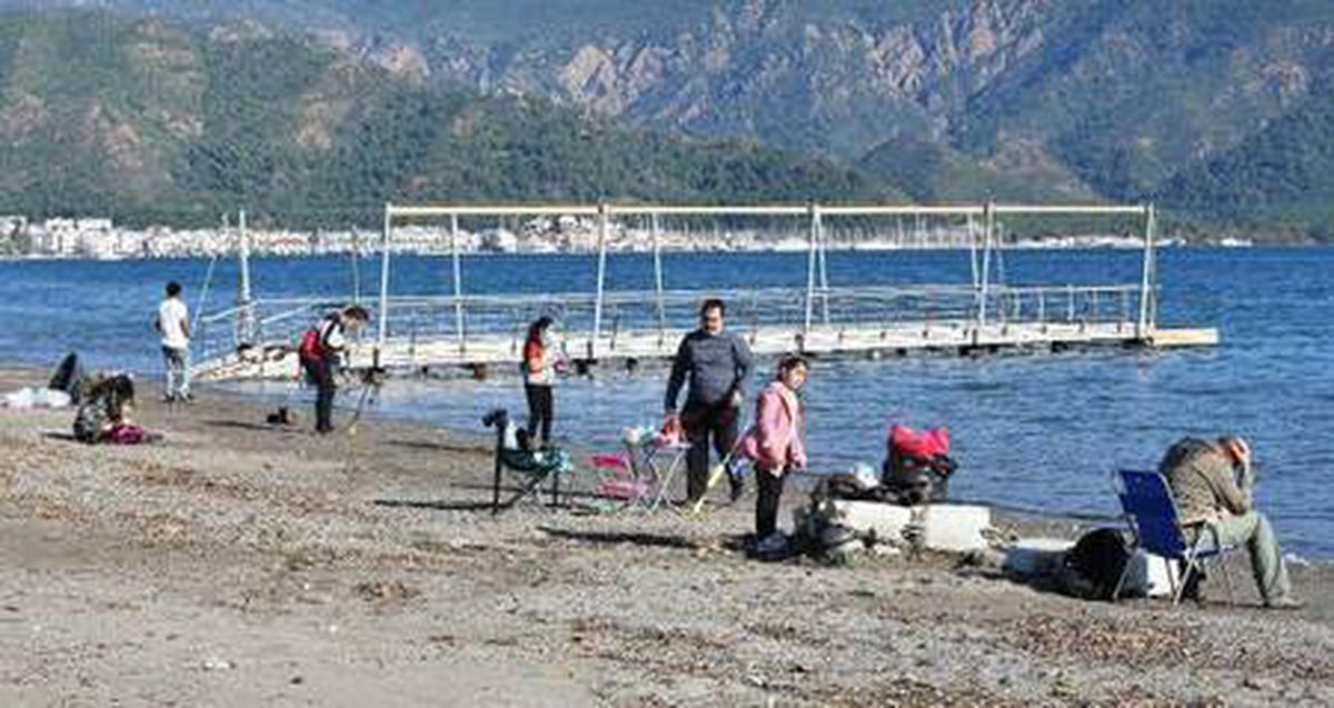 Marmaris\'te güneşli havada sahiller doldu