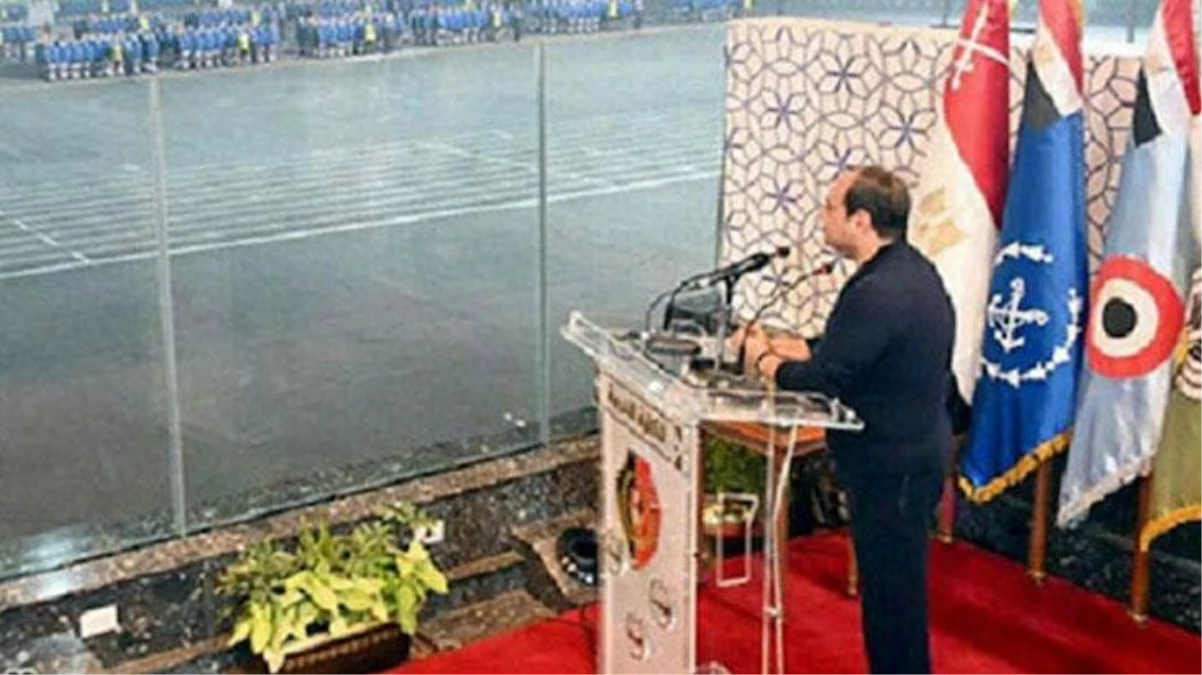 Mısır Cumhurbaşkanı Sisi\'nin kurşun geçirmez camın arkasından yaptığı konuşma alay konusu oldu