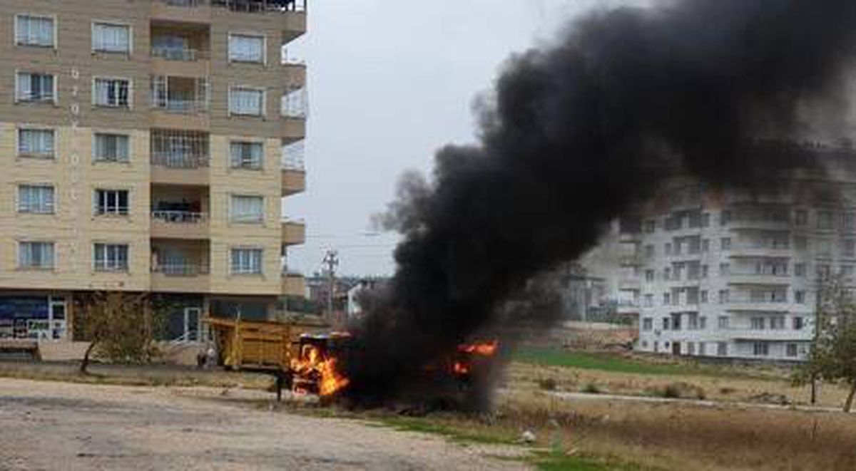 Park halindeki minibüs alev alev yandı