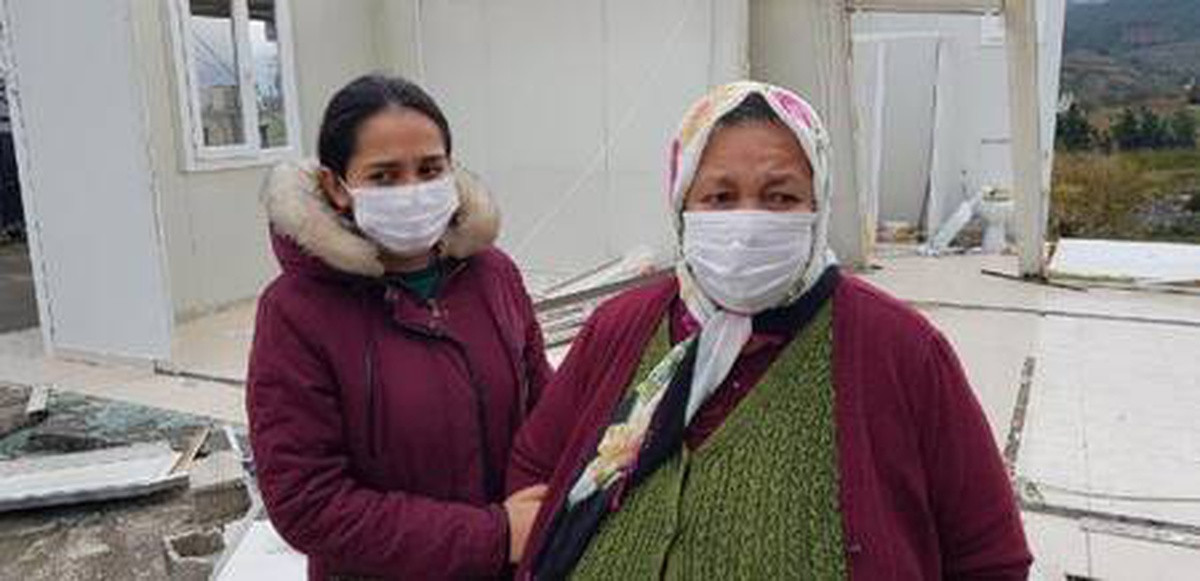 Prefabrik evlerinin çatısı uçan anne ve kızları yardım bekliyor