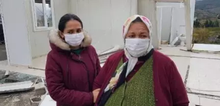 Prefabrik evlerinin çatısı uçan anne ve kızları yardım bekliyor Prefabrik evlerinin çatısı uçan anne ve kızları yardım bekliyor