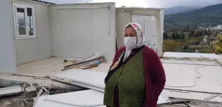 Prefabrik evlerinin çatısı uçan anne ve kızları yardım bekliyor Prefabrik evlerinin çatısı uçan anne ve kızları yardım bekliyor