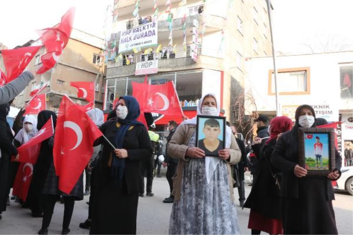 Şırnaklı kadınlardan \'Kahrolsun PKK, tırnakçı HDP\' sloganı