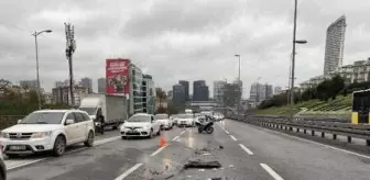 Son dakika... Üsküdar D-100 karayolu ünalan mevkiinde iki otomobil kaza yaptı : 3 Yaralı