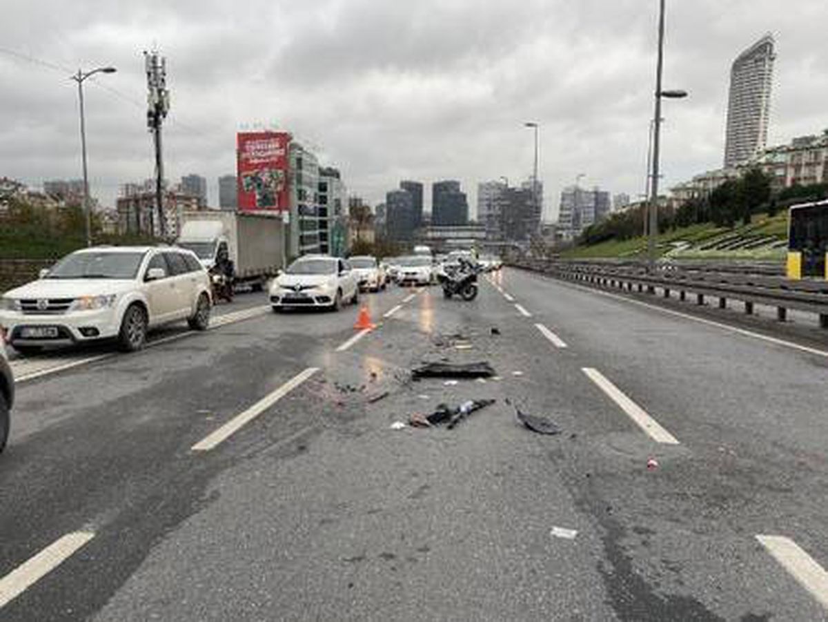 Son dakika... Üsküdar D-100 karayolu ünalan mevkiinde iki otomobil kaza yaptı : 3 Yaralı