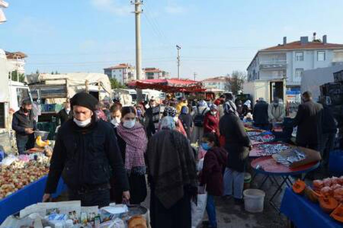 Aksaray\'da kısıtlama öncesi semt pazarlarında yoğunluk