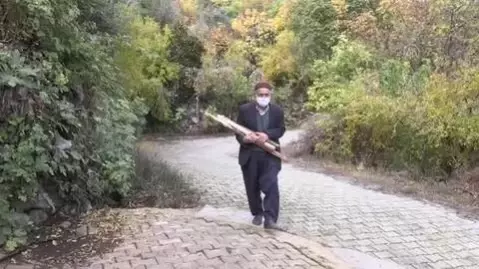 Amanos Dağları'ndan topladığı odun parçalarından 64 yıldır kaşık yapıyor Amanos Dağları'ndan topladığı odun parçalarından 64 yıldır kaşık yapıyor