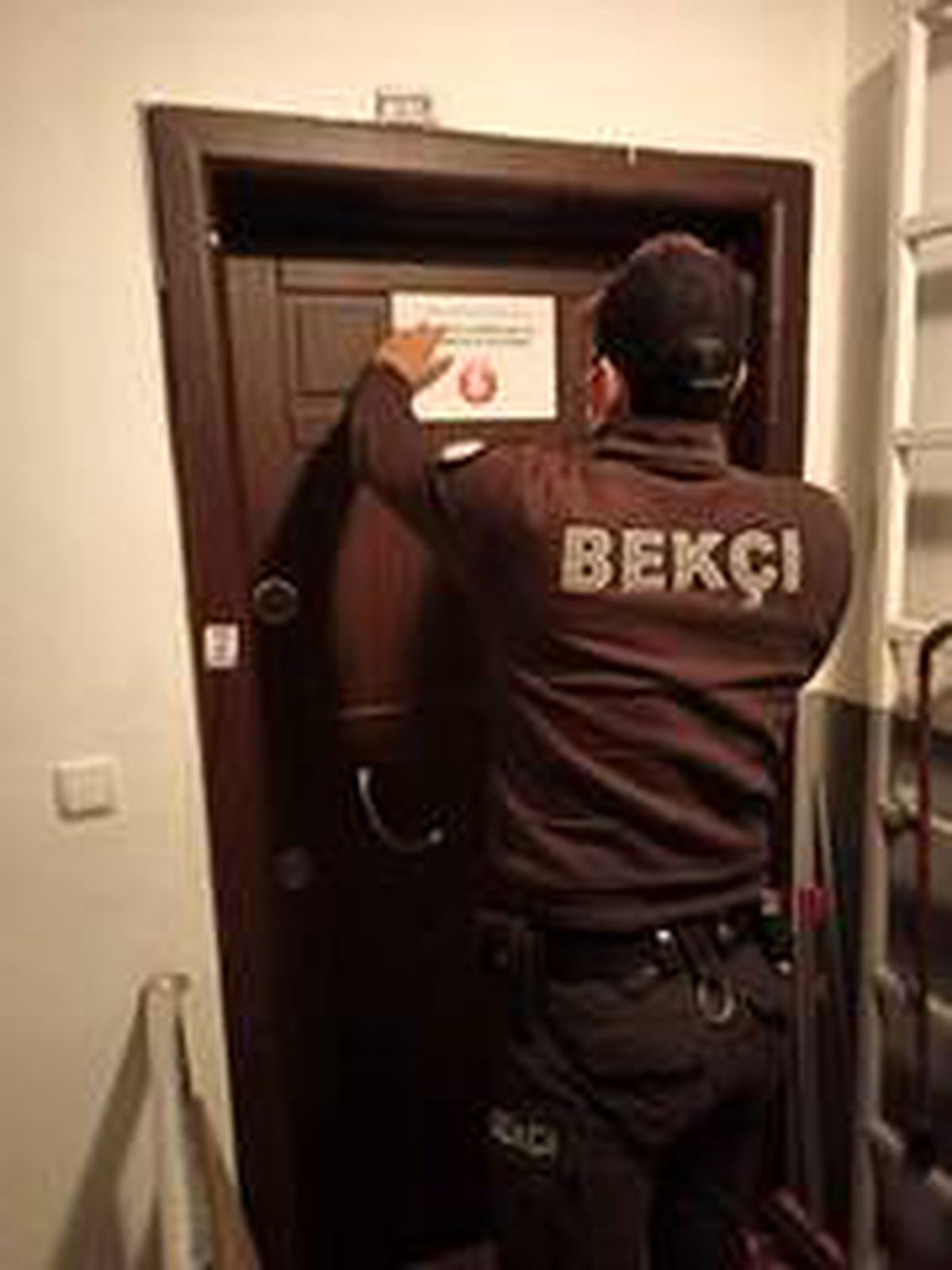 Ayvalık\'ta karantina altına alınan evlerin kapılarına uyarı yazısı