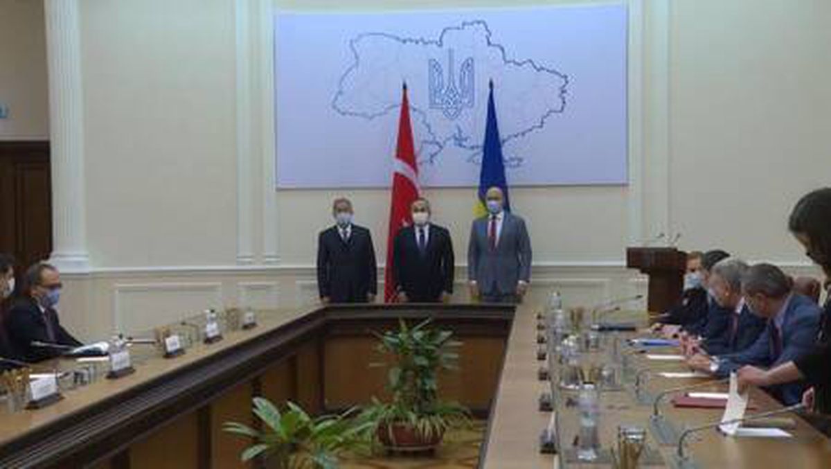 Son dakika... Bakan Çavuşoğlu ve Akar, Ukrayna Başbakanı Shmyhal ile görüştü