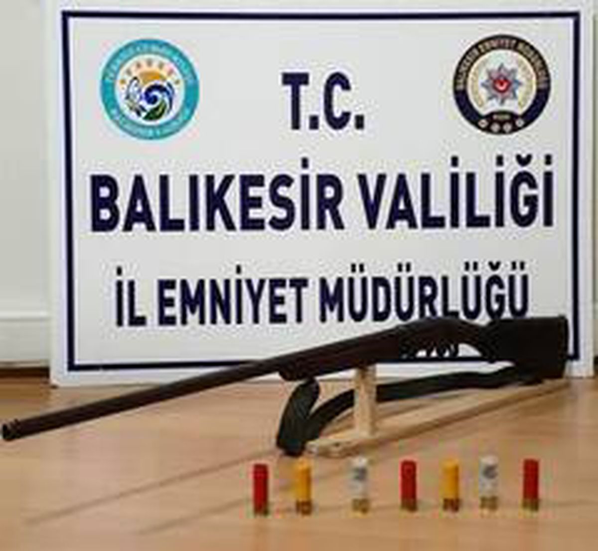 Balıkesir\'de polis 6 aranan şahsı yakalarken, 9 silah ele geçirdi