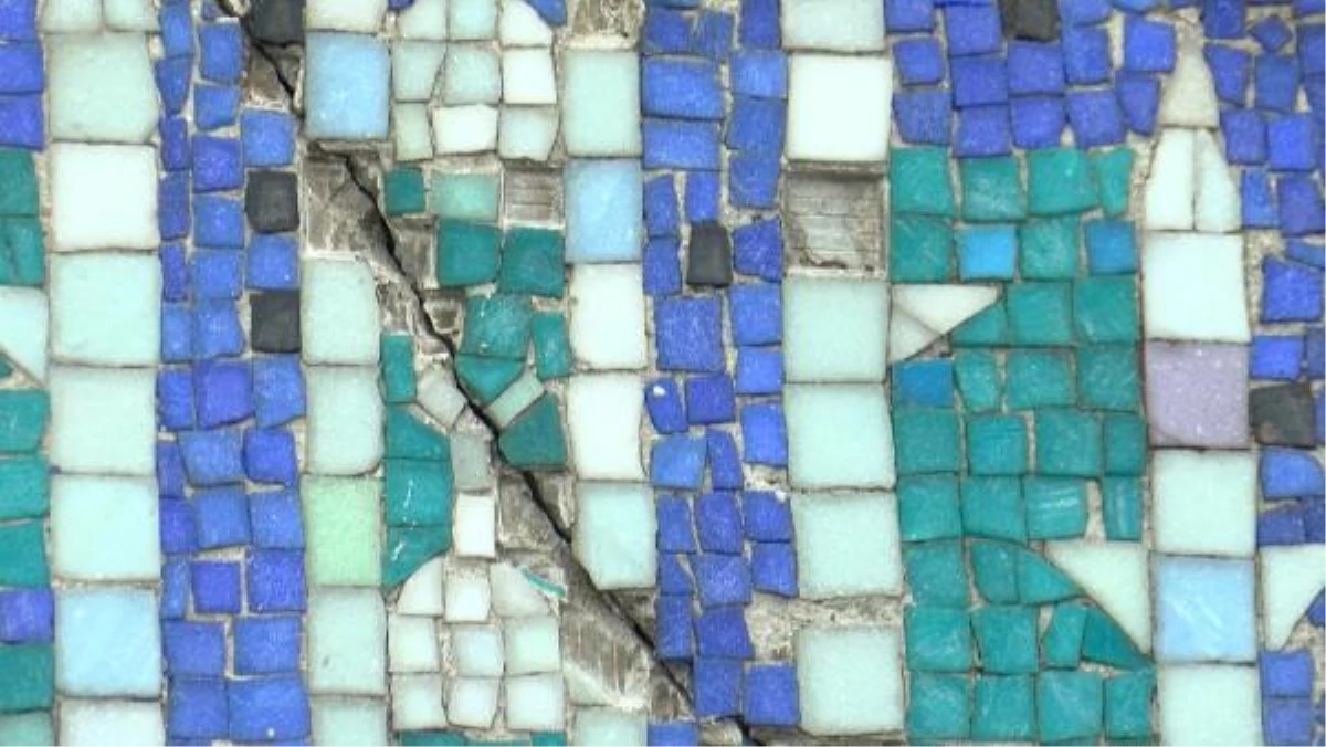 Bedri Rahmi\'nin "İstanbul" mozaiği bakımsızlıktan dökülüyor