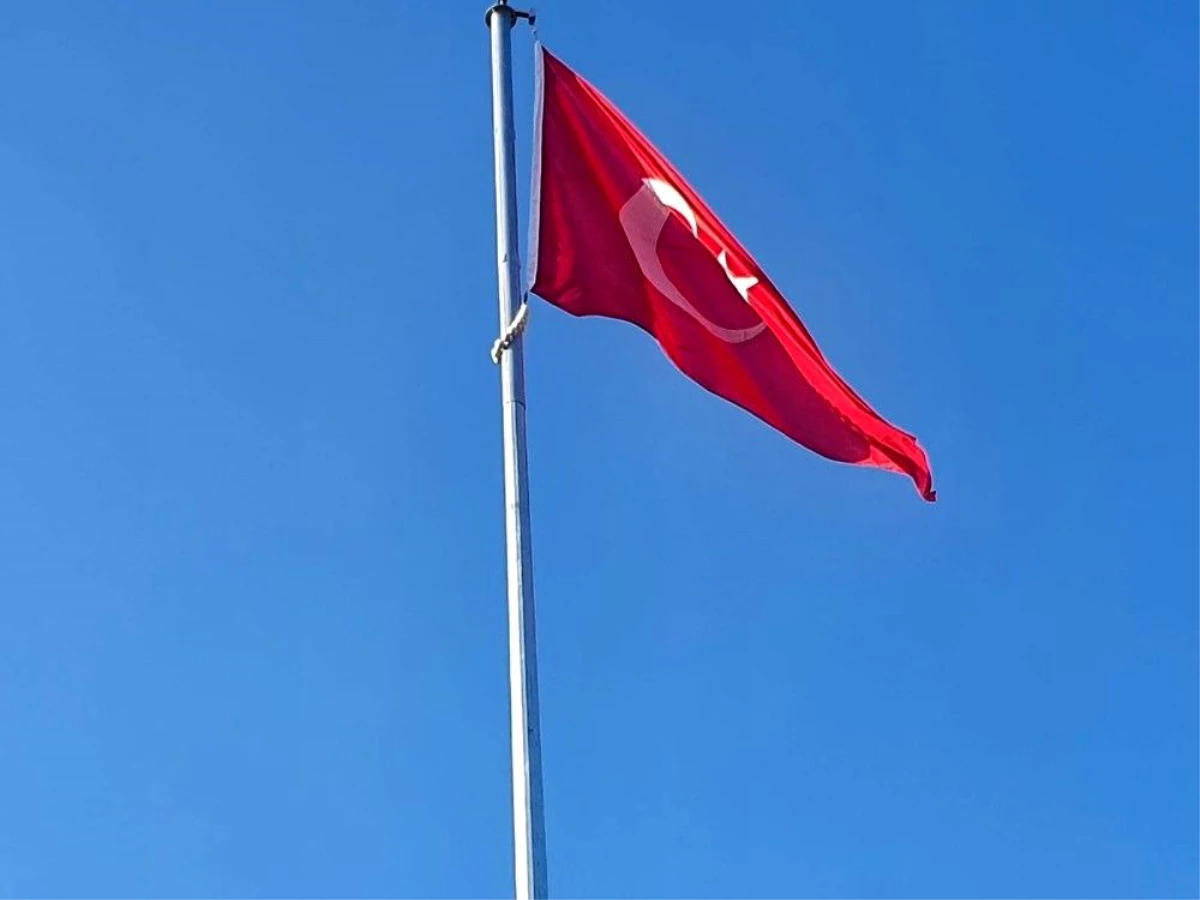 Bölükyayla\'ya dev Türk Bayrağı dalgalandırıldı