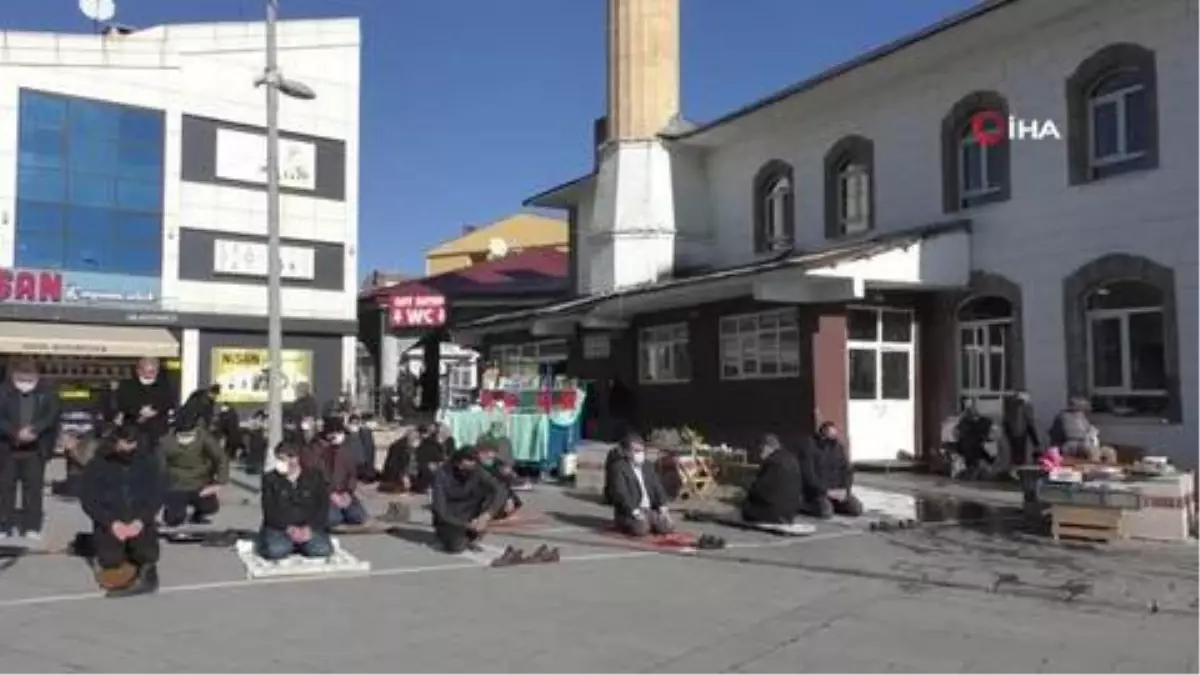 Cuma namazını camii avlusunda kıldılar