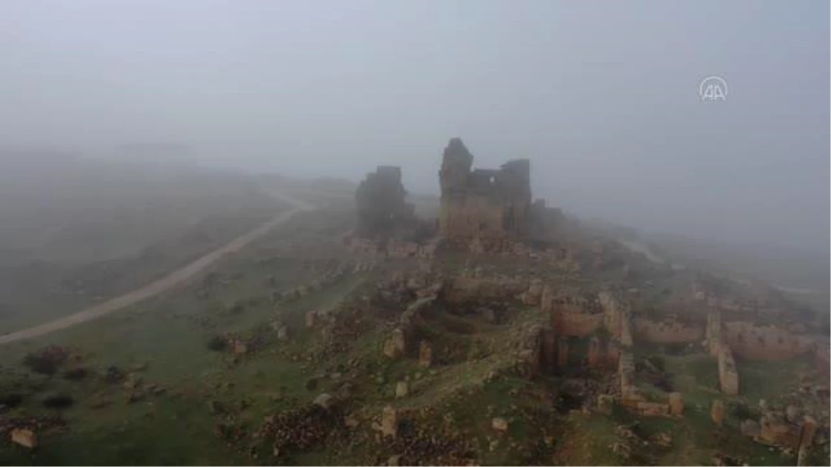 DİYARBAKIR - 3 bin yıllık Zerzevan Kalesi\'nde sisle kartpostallık görüntü oluştu