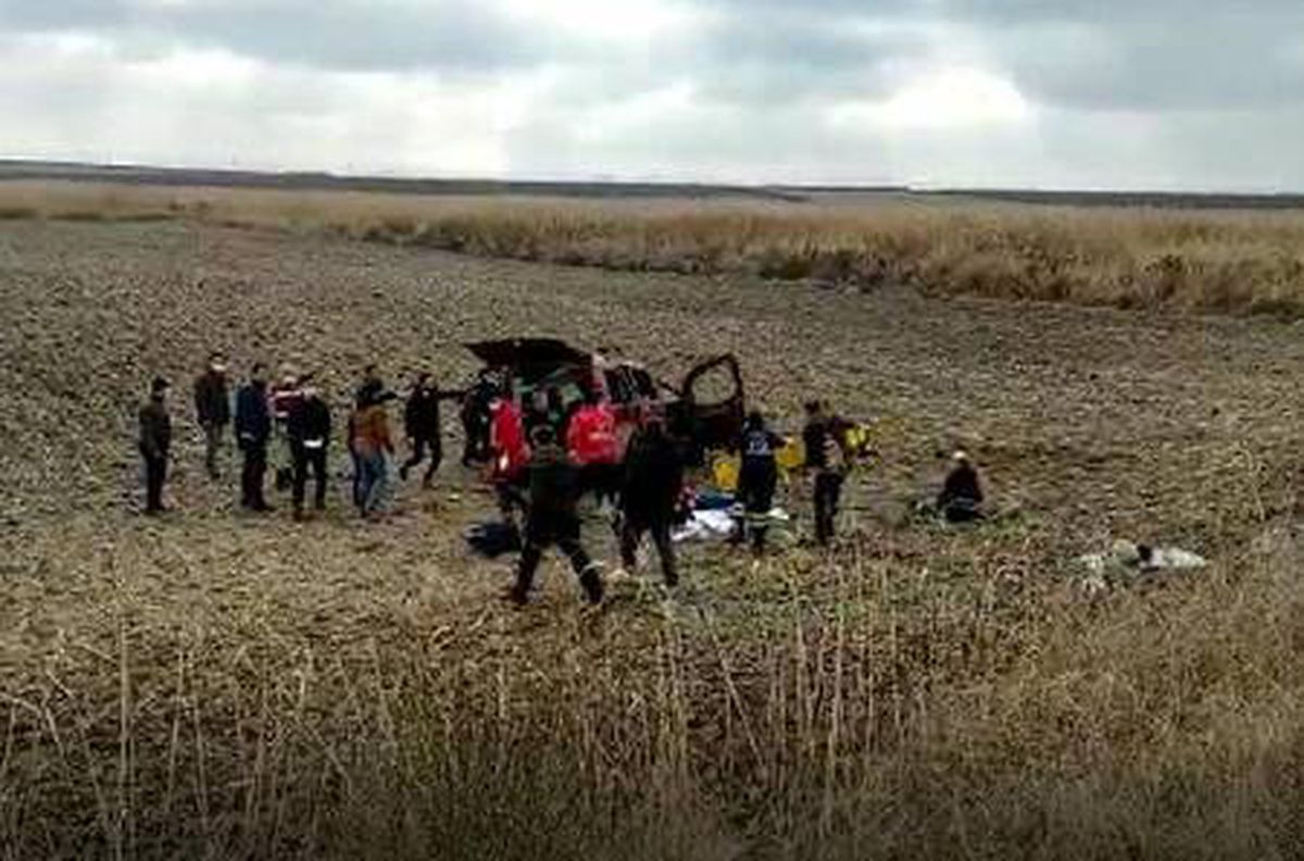 Son dakika! Diyarbakır\'da hafif ticari araç şarampole yuvarlandı: Anne öldü, eşi ve 2 çocuğu yaralandı