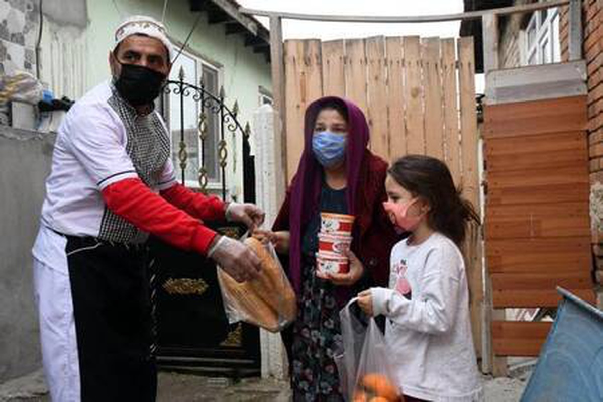 Düzenledikleri kampanyayla karantinadakilere yemek dağıtıyorlar