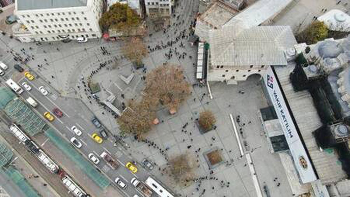 Eminönü\'nde metrelerce uzayan Milli Piyango bileti kuyruğu