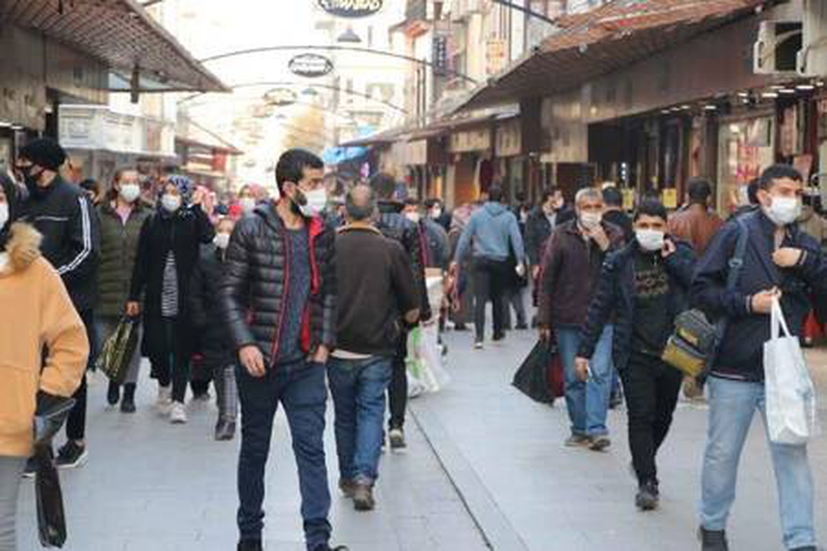 Gaziantep\'te kısıtlama öncesi çarşılarda yoğunluk