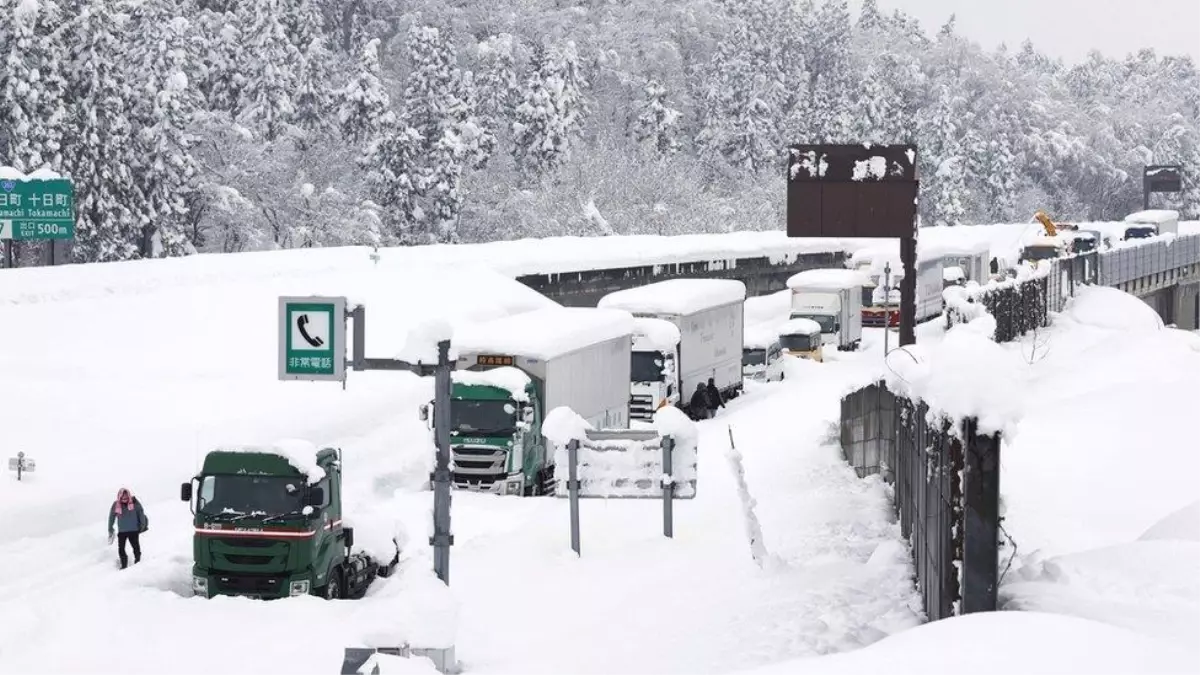 Japonya\'da kar aniden bastırdı, binden fazla sürücü trafikte 40 saat mahsur kaldı