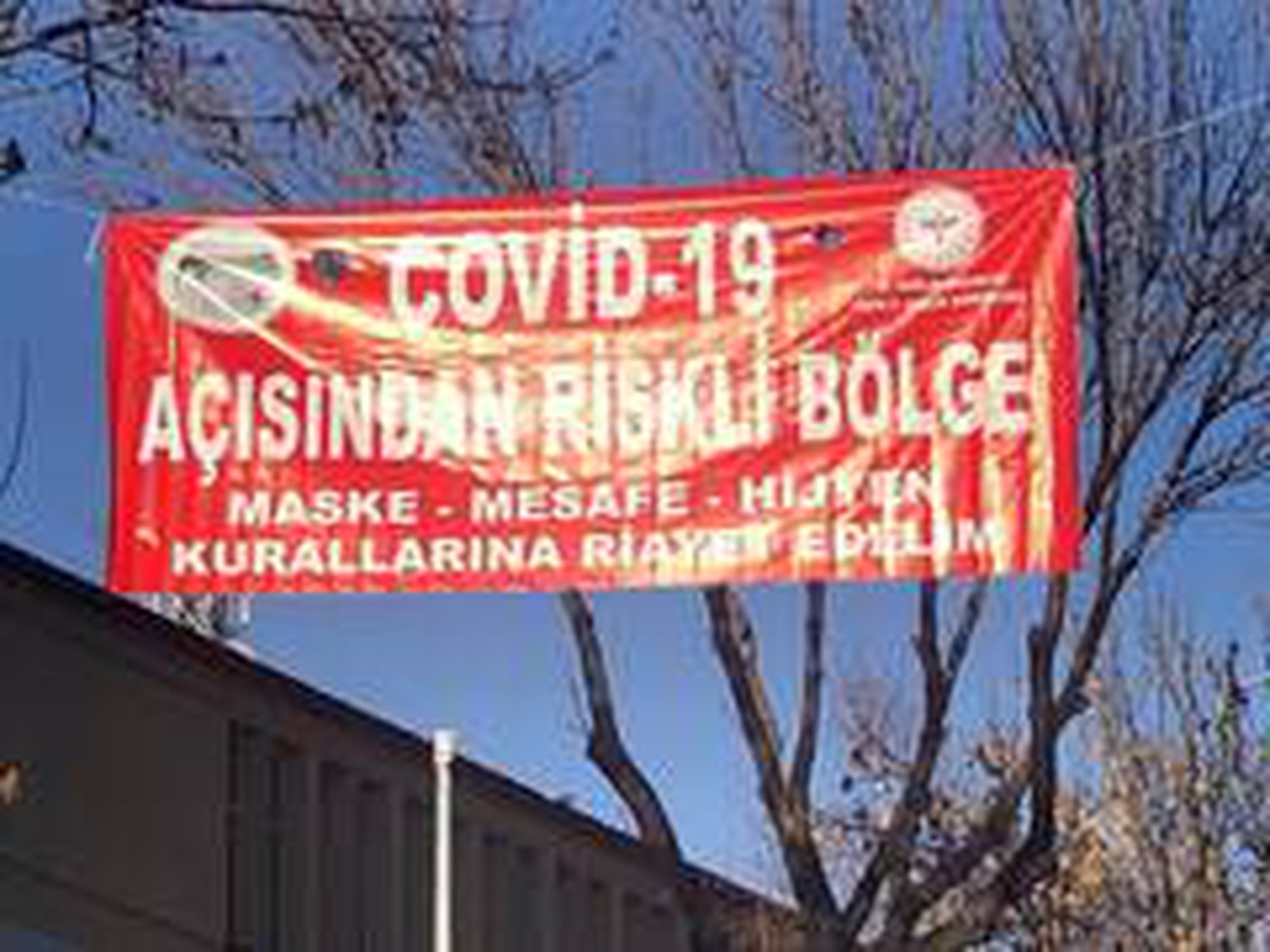 Kars\'ta bazı caddelere uyarıcı afişler asıldı