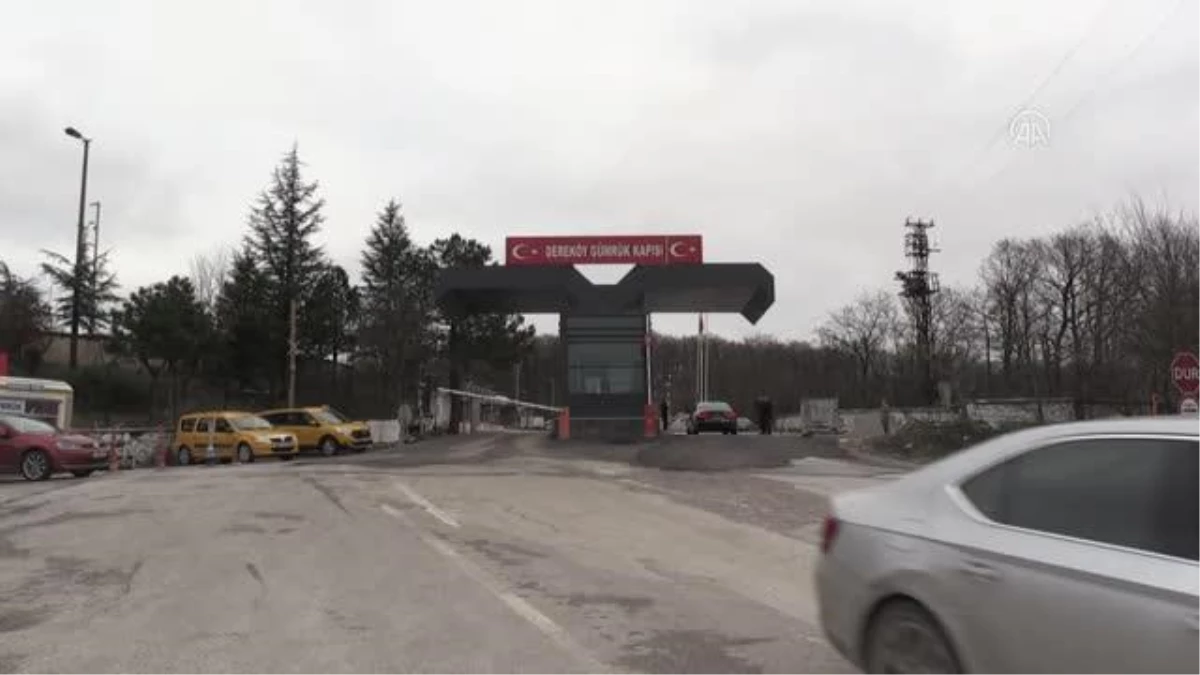 KIRKLARELİ - Dereköy Sınır Kapısı\'ndan giriş yapan araçlar dezenfekte ediliyor