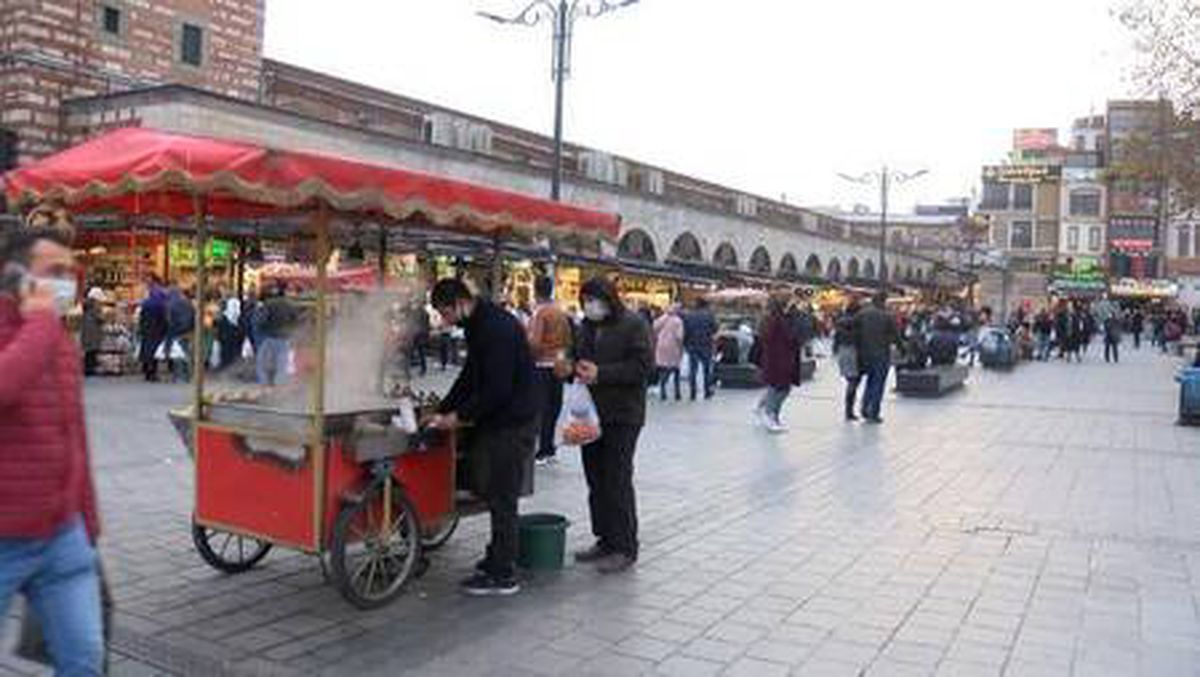 Kısıtlama öncesi Eminönü\'nde alışveriş yoğunluğu