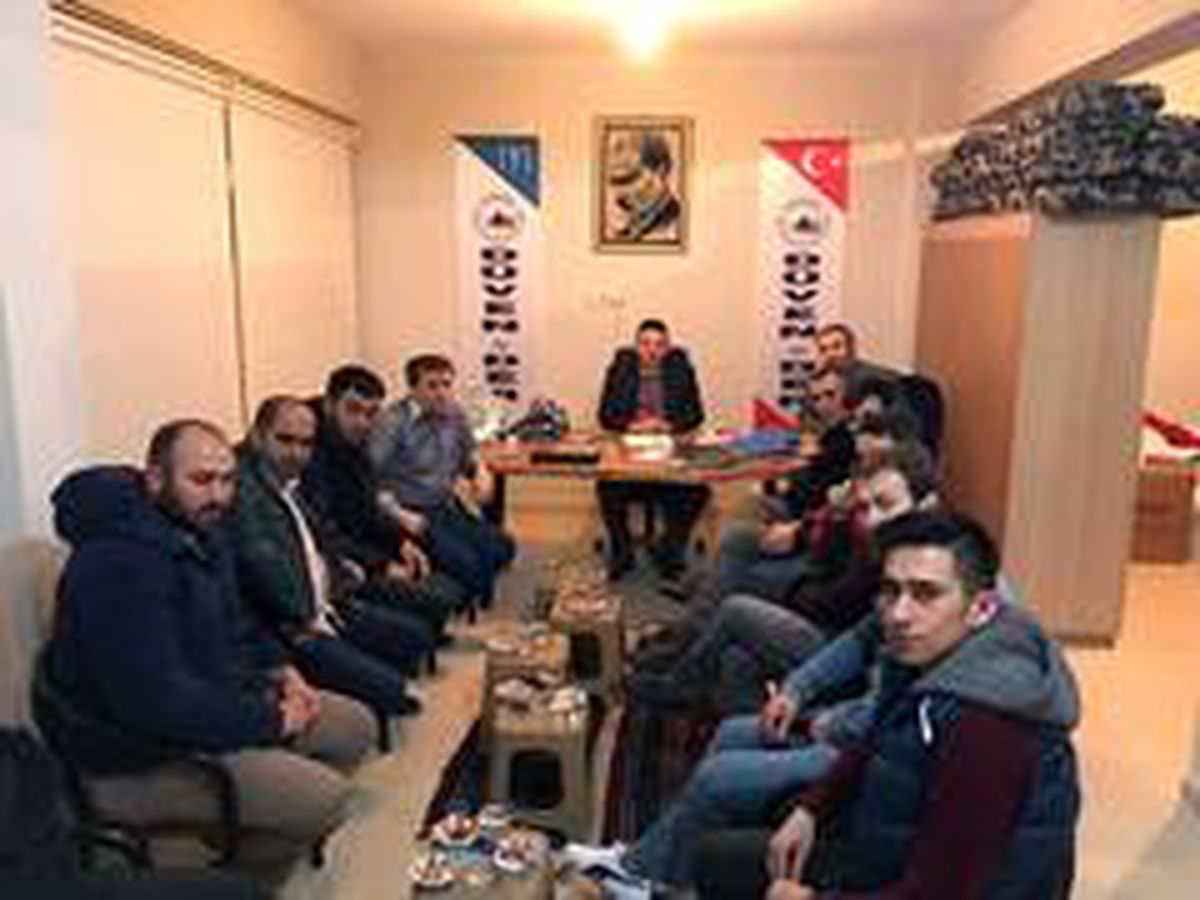 Köy derneği ihtiyaç sahibi ailelere erzak yardımı yaptı
