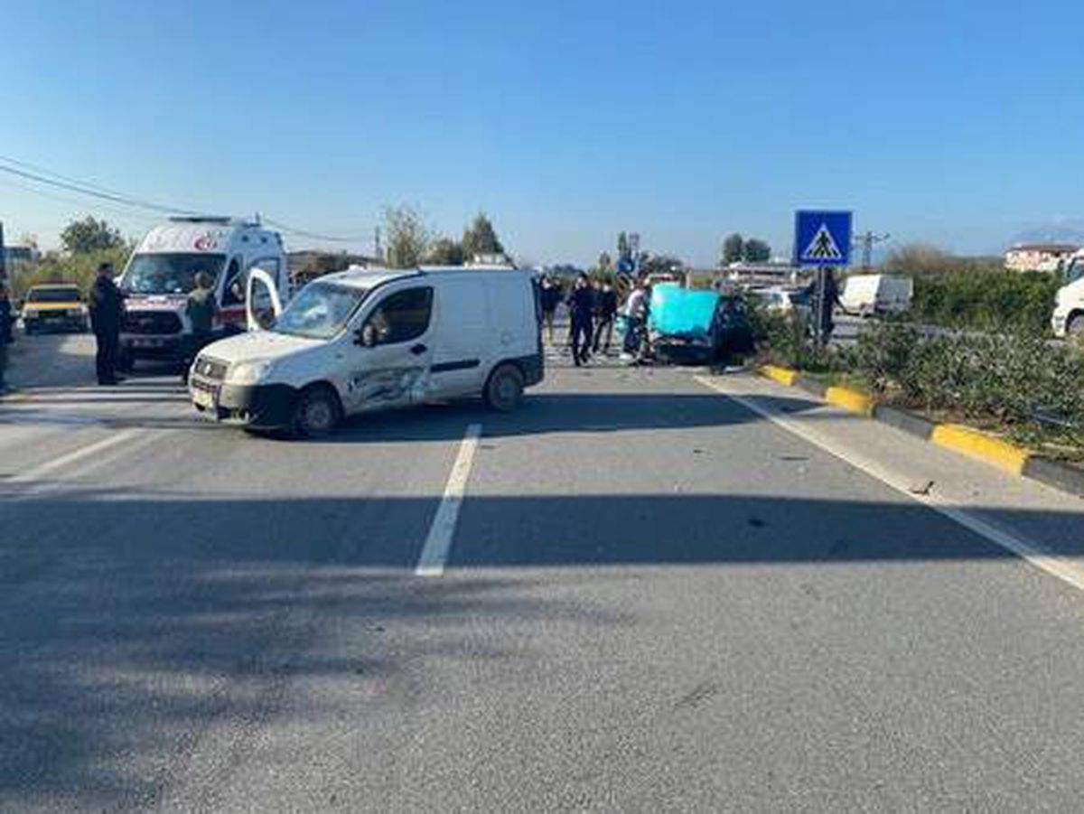 Manavgat\'ta trafik kazası: 4 yaralı