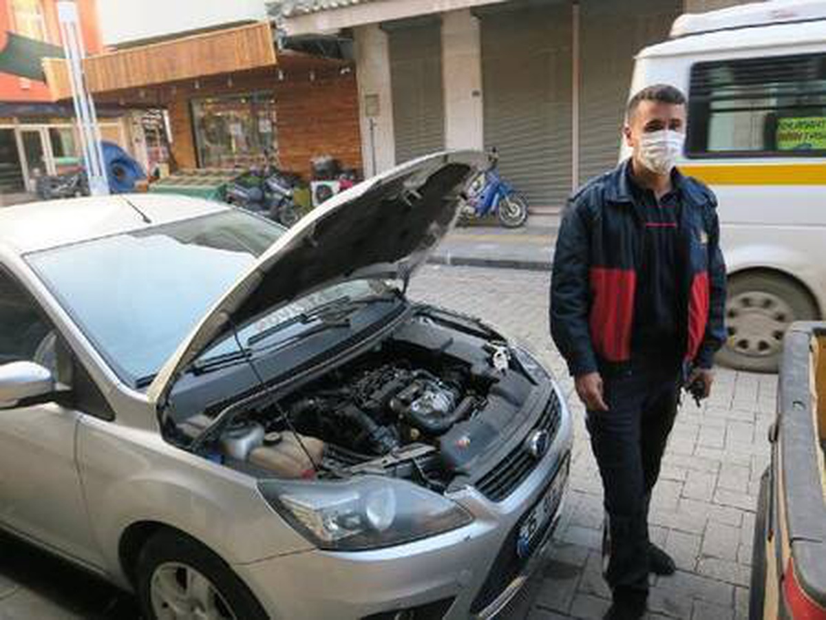 Otomobilin motor bölümüne sıkışan yavru kediyi itfaiye kurtardı