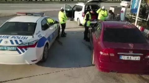 Hatay'da otomobiline başka araca ait plaka takan sürücüye 12 bin 591 lira ceza Hatay'da otomobiline başka araca ait plaka takan sürücüye 12 bin 591 lira ceza