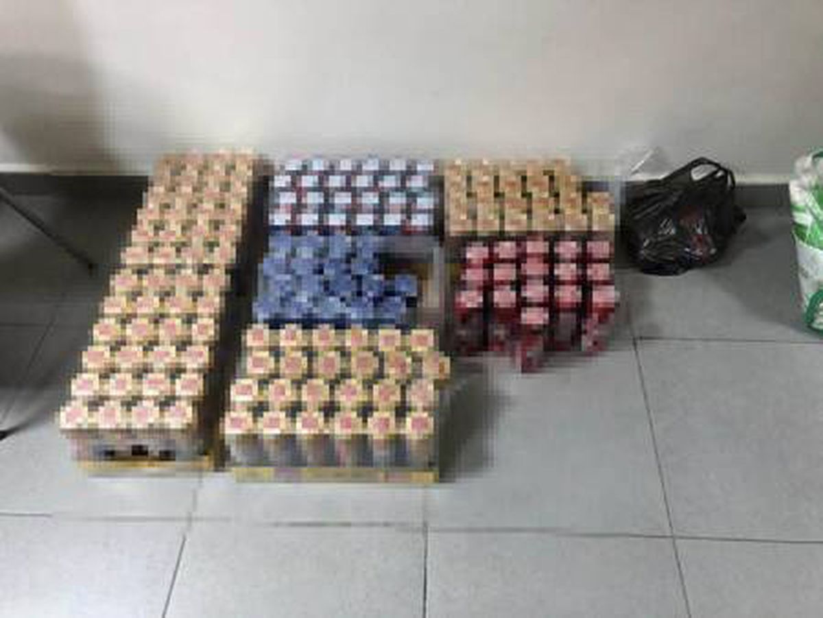 Otomobiliyle evlere alkol satışı yapan büfeci suçüstü yakalandı