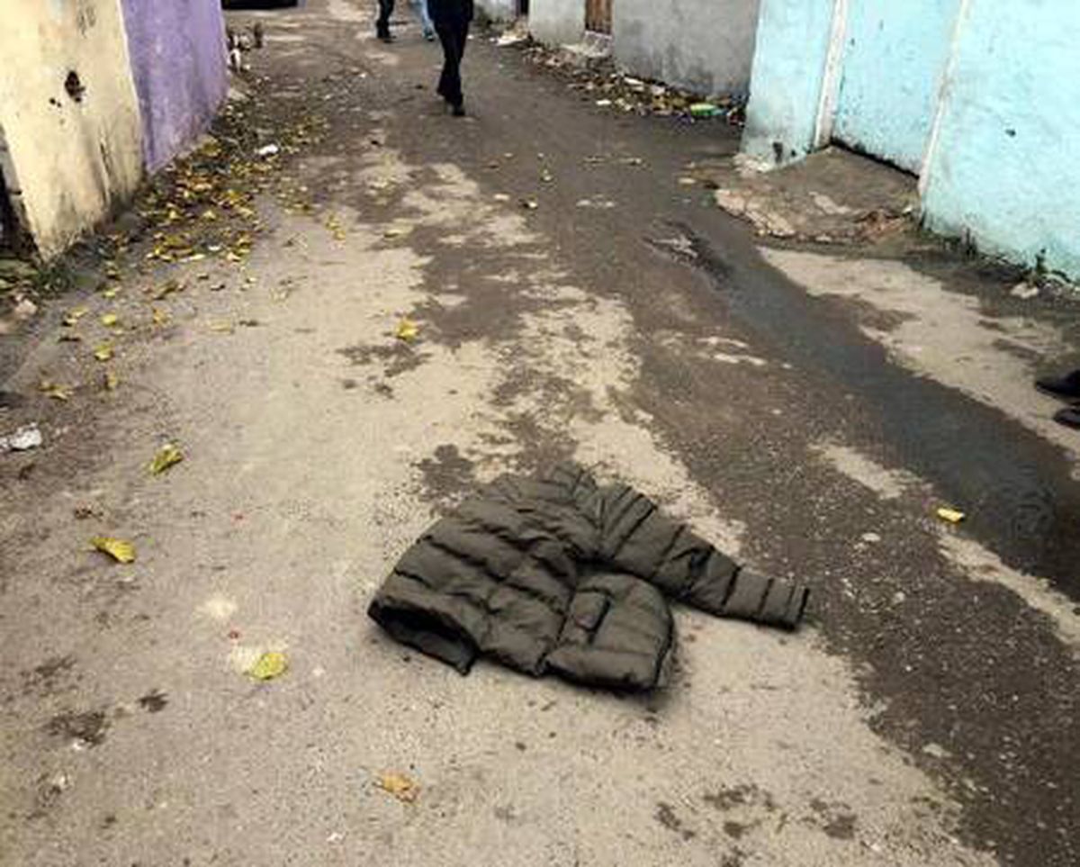 Polisten kaçarken attığı montun cebinden, uyuşturucu çıktı