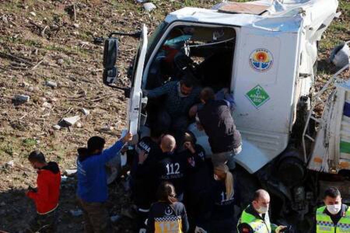 Son dakika haberi | Şarampole düşen kamyonun şoförü, kazadan hafif yaralı kurtuldu