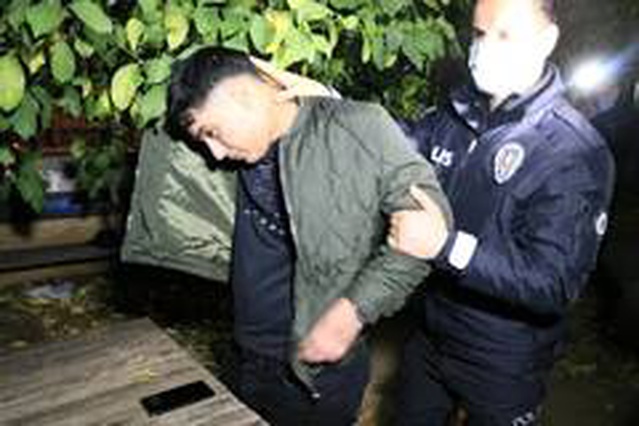 Silahlı kavgaya giden genç elinde tabancayla polise yakalandı