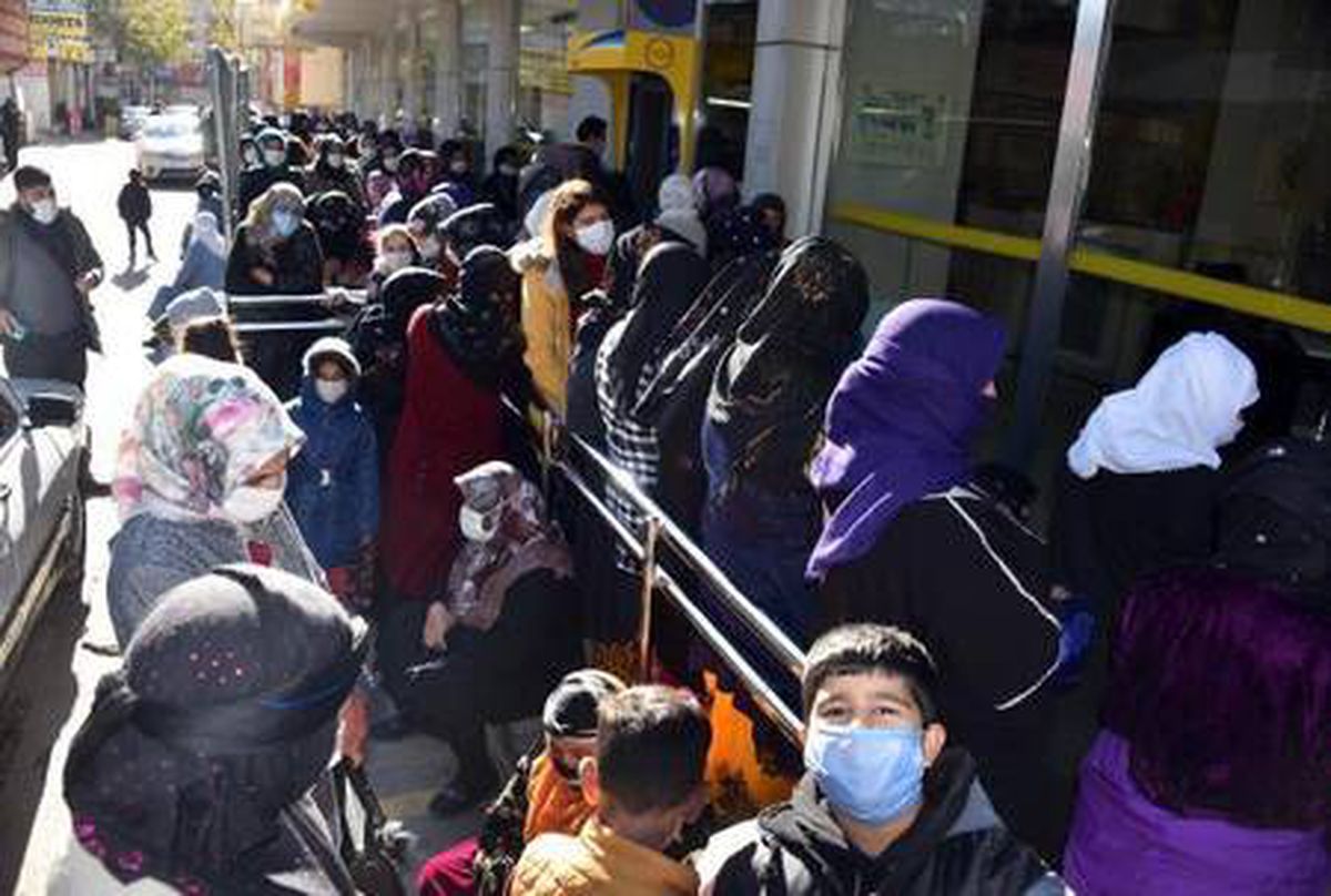 Siverek\'te PTT önündeki kuyrukta sosyal mesafe unutuldu