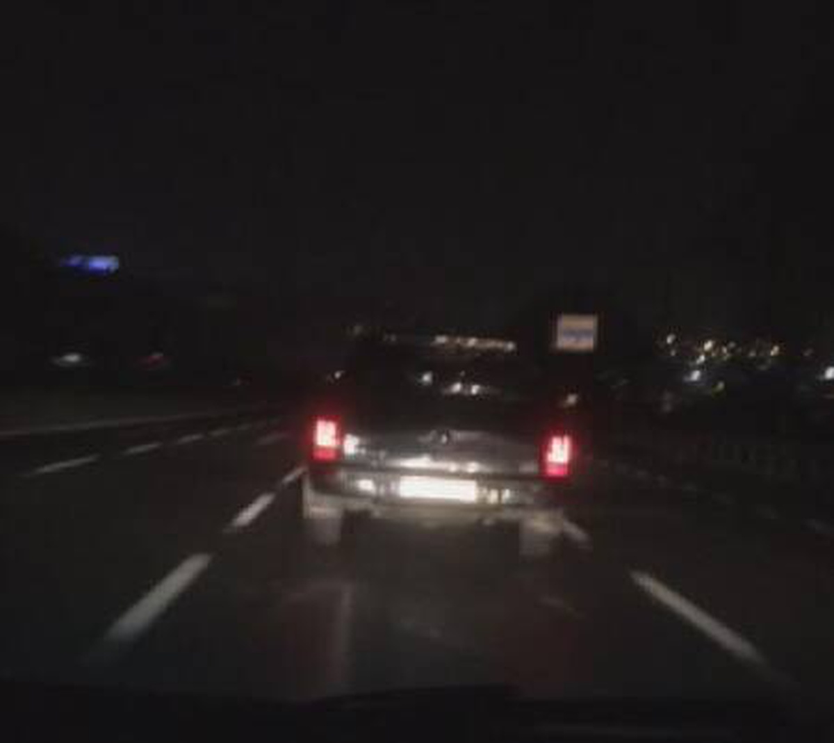 Sokağa çıkma kısıtlamasında boş yolda pikap sürücüsünden tehlikeli hareketler