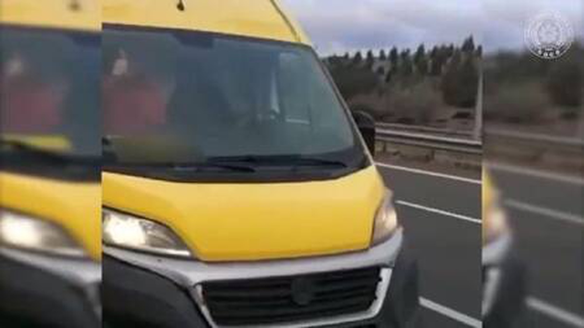 Trafikte koltuk değiştirip, dans eden sürücünün ehliyetine el konuldu
