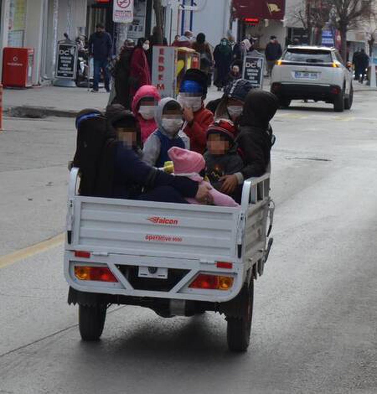 Üç tekerlekli motosiklette 10 kişiyle tehlikeli yolculuk