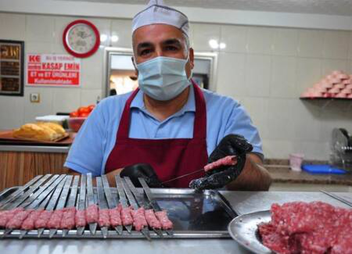 3 asırlık Manisa kebabı ekmek arasına girdi