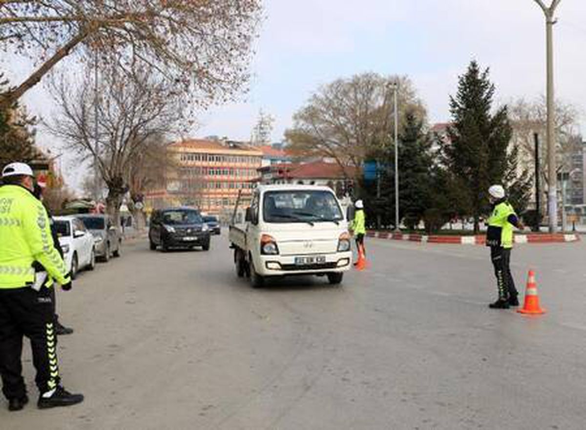 Afyonkarahisar kısıtlamaya uydu, sokaklar boş kaldı